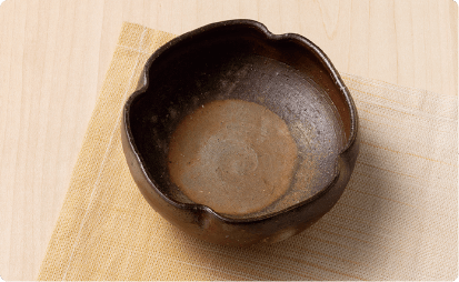 牡丹餅の様子がわかる備前焼の写真